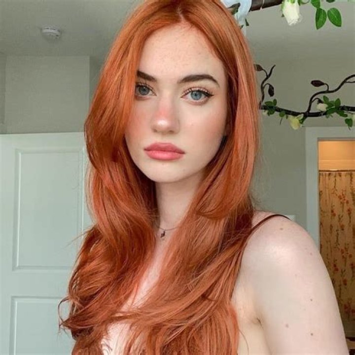 Amouranth Height Weight Shoe Size