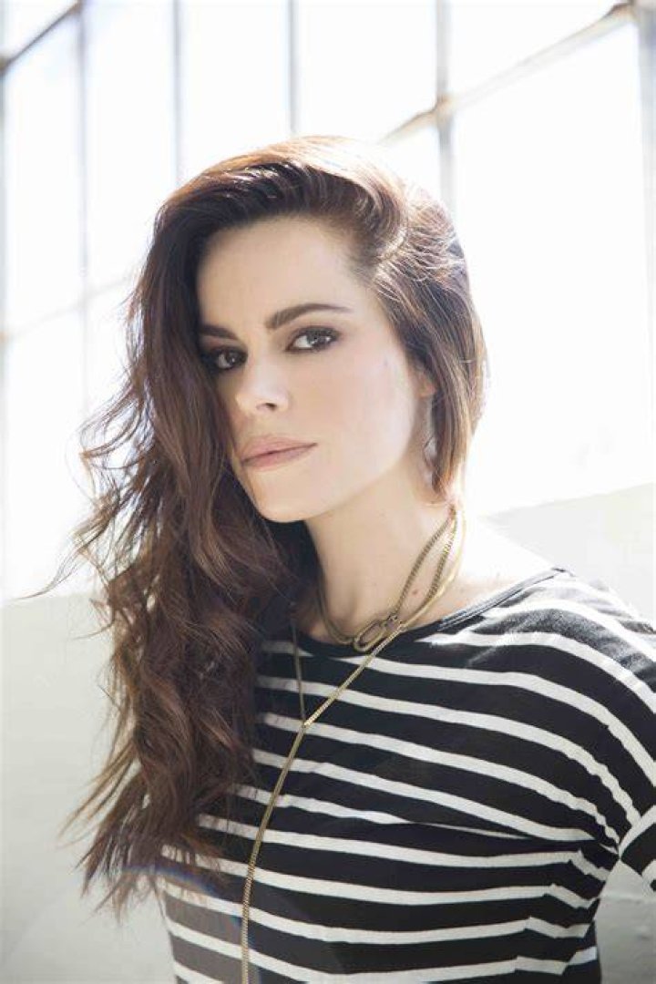 Emily Hampshire 