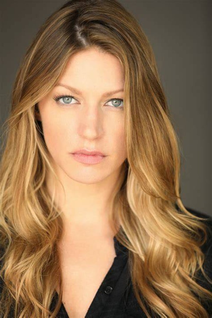Jes Macallan Bra Size, Age, Weight, Height, Measurements